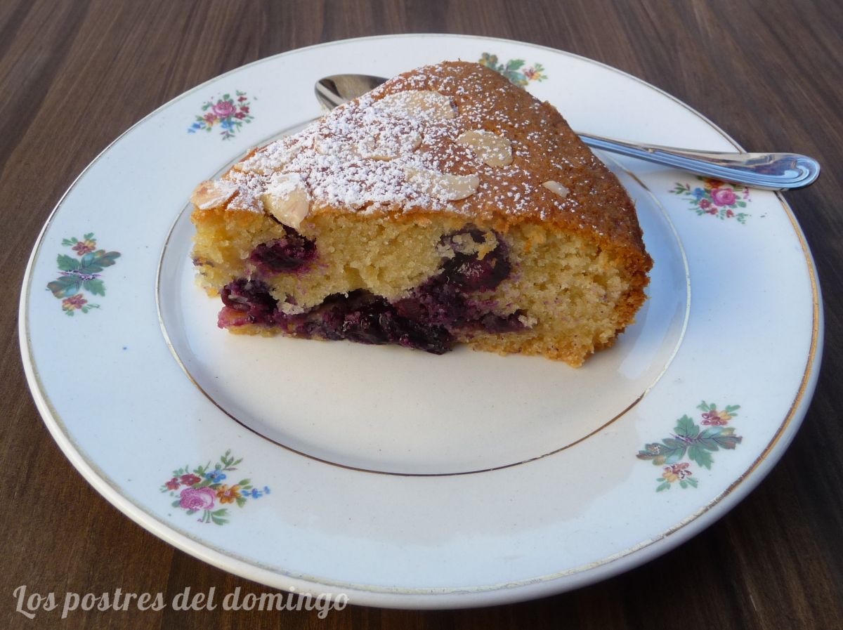 Berry bakewell cake corte