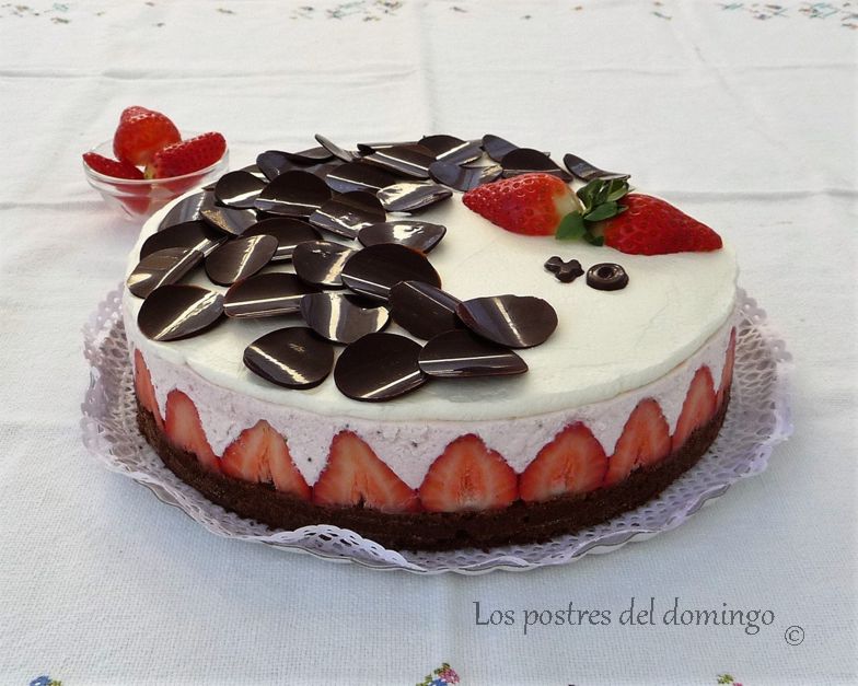 tarta de chocolate, nata y fresas