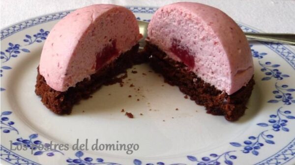semiesferas de fresa sobre brownie_detalle