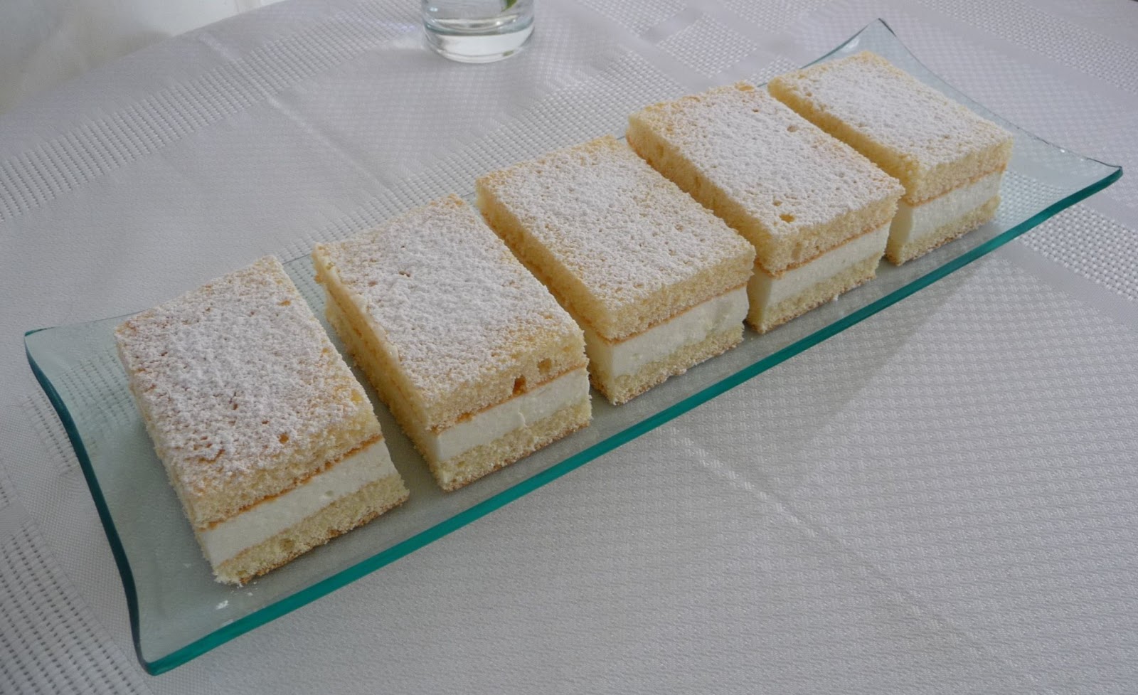 Cortes de biscuit con nata al limón