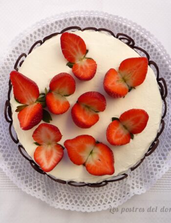 Tarta de fresa chocolate y nata