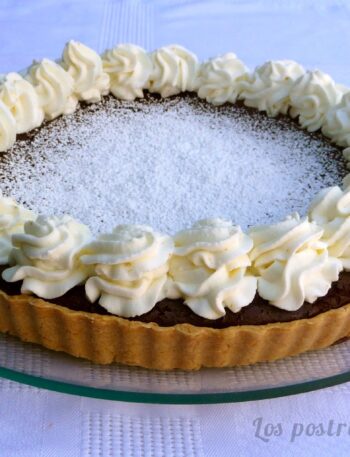 Tartaleta con chocolate y nata de naranja