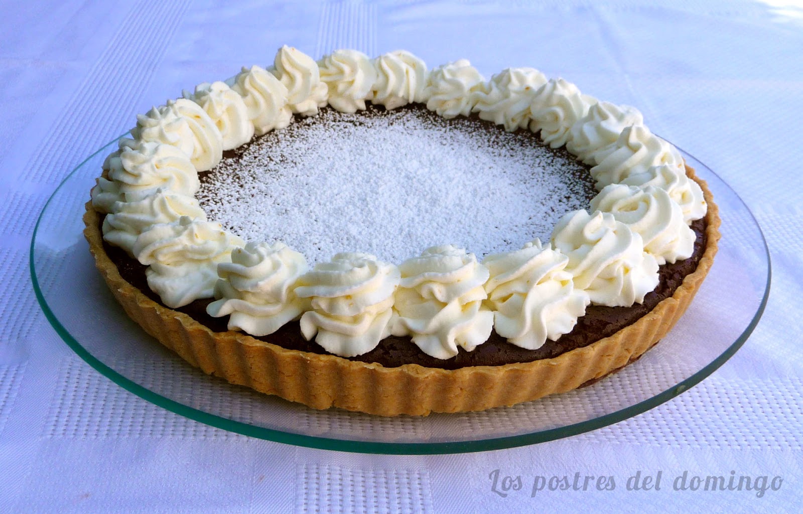 Tartaleta con chocolate y nata de naranja